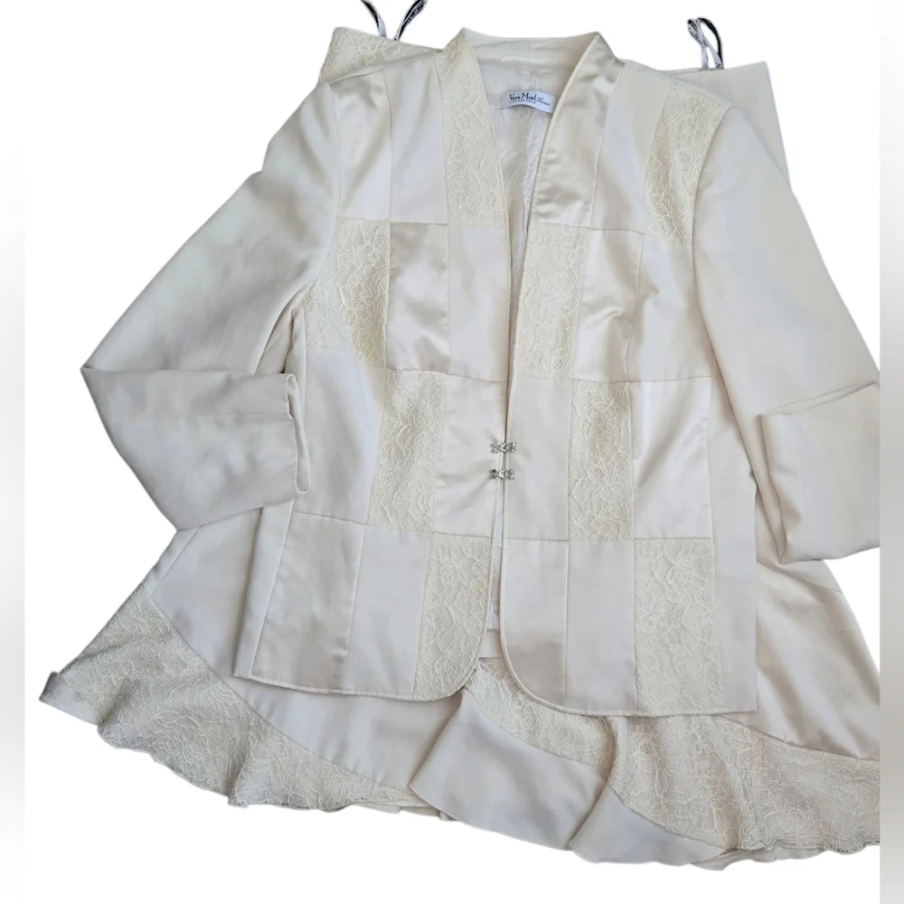 VINTAGE VERA MONT FRANCE Cream Ruffled Tiered Long Sleeve Bridal Blazer